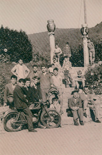 Gruppo ex cittadini sotto colonne con anfore dipinte da Sergio