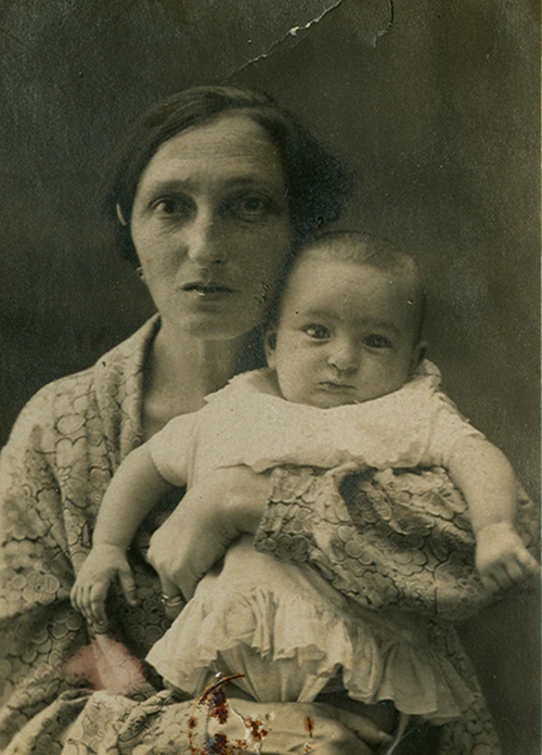 Rosina Lama in braccio alla mamma Pierina Sabbioni